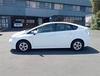 2015 Toyota Prius - Thumbnail