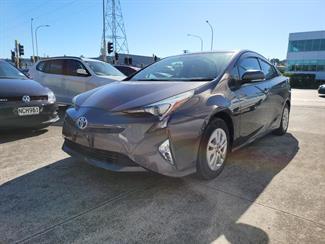 2018 Toyota Prius - Thumbnail