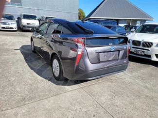 2018 Toyota Prius - Thumbnail