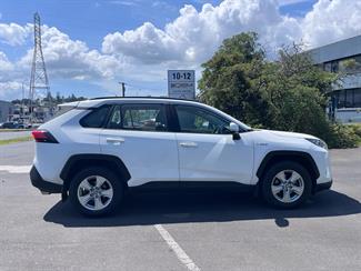 2021 Toyota RAV4 - Thumbnail