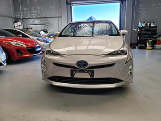 2016 Toyota Prius - Thumbnail