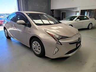 2016 Toyota Prius - Thumbnail