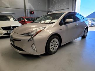 2016 Toyota Prius - Thumbnail