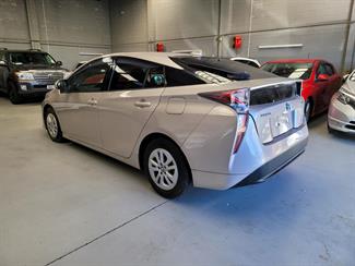 2016 Toyota Prius - Thumbnail