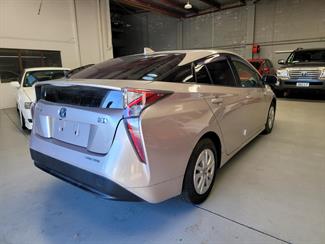 2016 Toyota Prius - Thumbnail