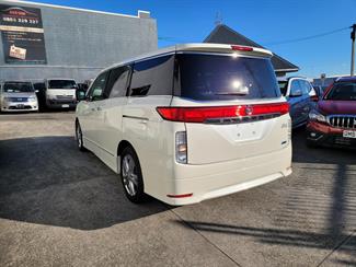 2011 Nissan Elgrand - Thumbnail