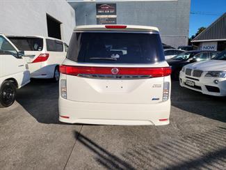 2011 Nissan Elgrand - Thumbnail