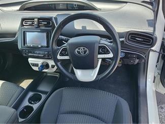 2018 Toyota Prius - Thumbnail