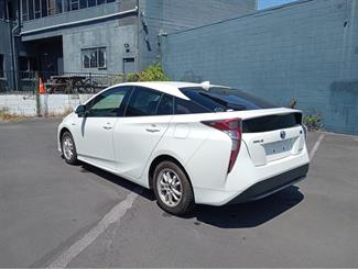 2018 Toyota Prius - Thumbnail