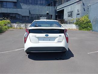 2018 Toyota Prius - Thumbnail