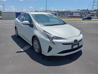 2018 Toyota Prius - Thumbnail