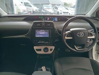 2018 Toyota Prius - Thumbnail