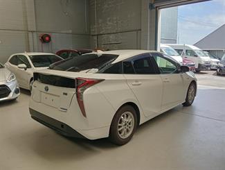 2018 Toyota Prius - Thumbnail