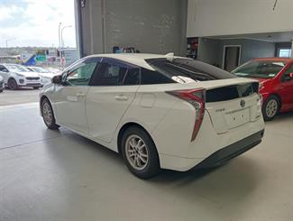 2018 Toyota Prius - Thumbnail