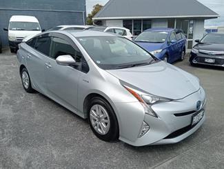 2016 Toyota Prius - Thumbnail