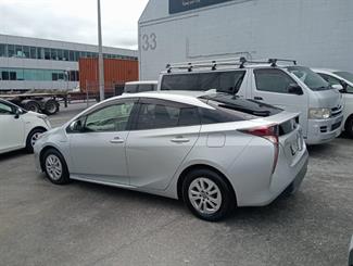 2016 Toyota Prius - Thumbnail