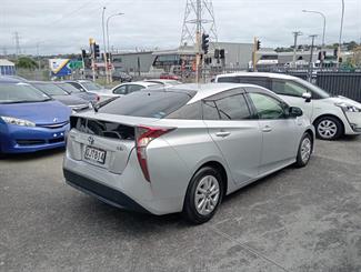 2016 Toyota Prius - Thumbnail