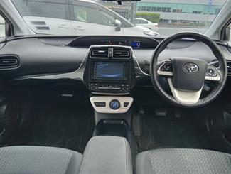 2016 Toyota Prius - Thumbnail