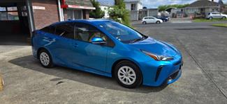 2019 Toyota Prius - Thumbnail