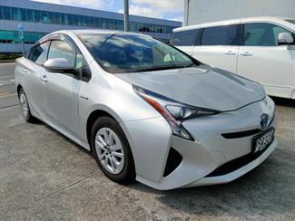 2017 Toyota Prius - Thumbnail